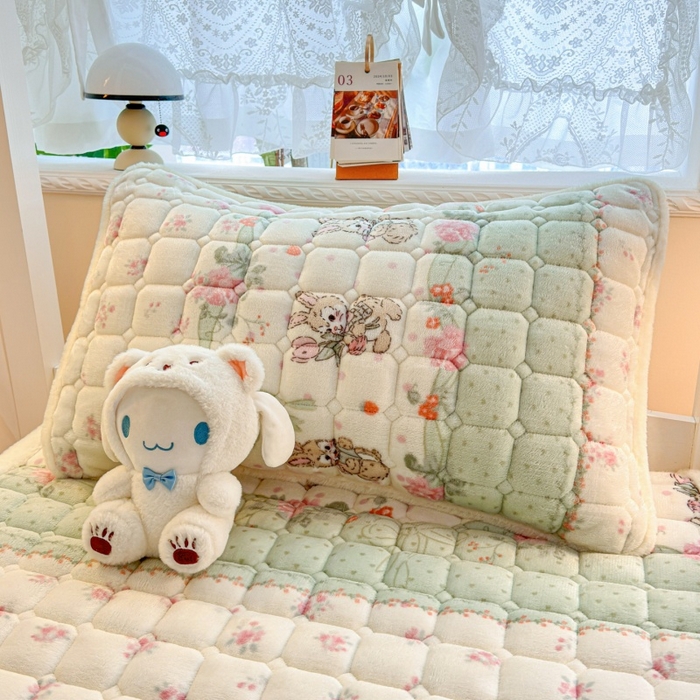 91家纺网 家纺一手货源 找家纺 爱屋及屋 2025新款牛奶绒印花床垫-宿舍床 可爱萌兔
