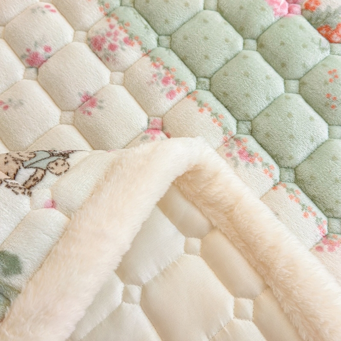 91家纺网 家纺一手货源 找家纺 爱屋及屋 2025新款牛奶绒印花床垫-宿舍床 可爱萌兔