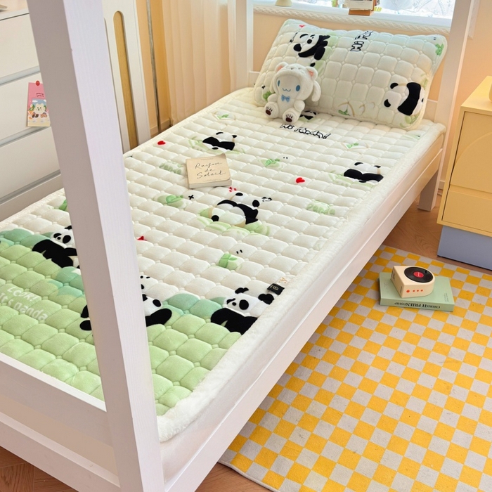 91家纺网 家纺一手货源 找家纺 爱屋及屋 2025新款牛奶绒印花床垫-宿舍床 可爱熊猫