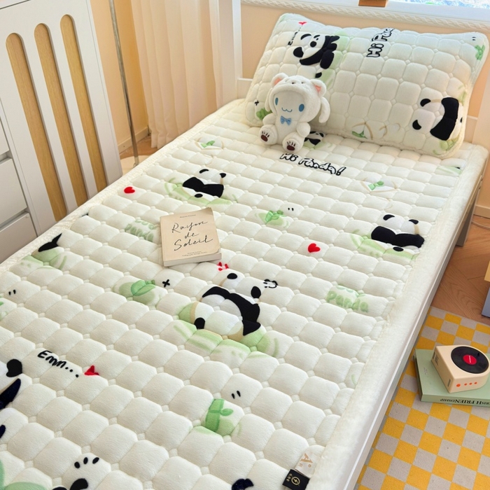 91家纺网 家纺一手货源 找家纺 爱屋及屋 2025新款牛奶绒印花床垫-宿舍床 可爱熊猫