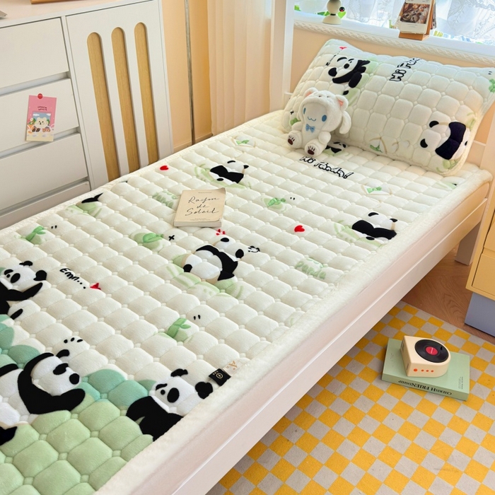 91家纺网 家纺一手货源 找家纺 爱屋及屋 2025新款牛奶绒印花床垫-宿舍床 可爱熊猫