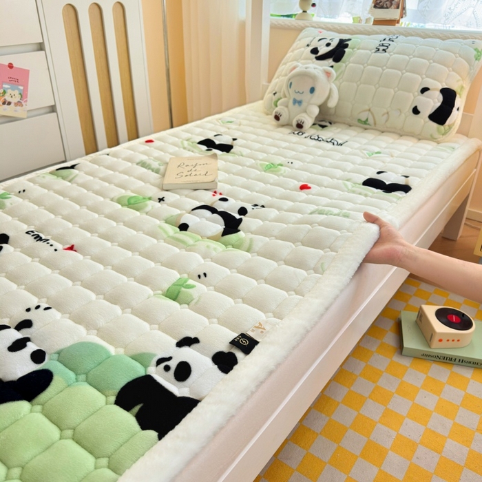 91家纺网 家纺一手货源 找家纺 爱屋及屋 2025新款牛奶绒印花床垫-宿舍床 可爱熊猫