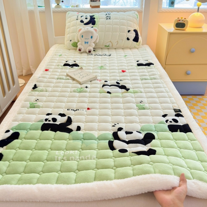 91家纺网 家纺一手货源 找家纺 爱屋及屋 2025新款牛奶绒印花床垫-宿舍床 可爱熊猫