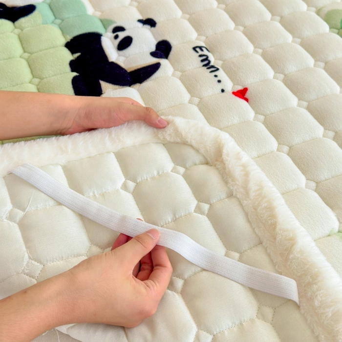 91家纺网 家纺一手货源 找家纺 爱屋及屋 2025新款牛奶绒印花床垫-宿舍床 可爱熊猫