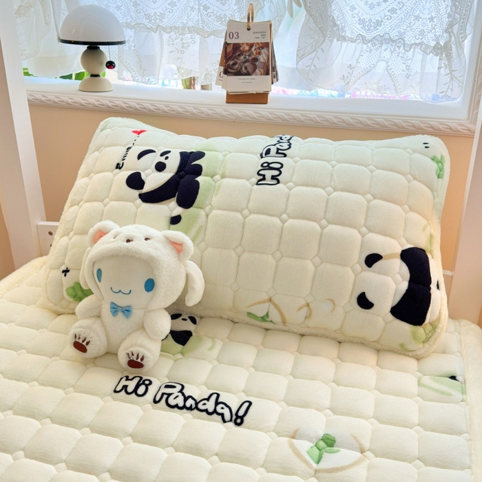 91家纺网 家纺一手货源 找家纺 爱屋及屋 2025新款牛奶绒印花床垫-宿舍床 可爱熊猫