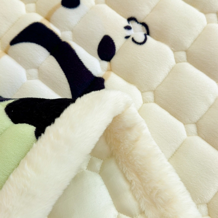 91家纺网 家纺一手货源 找家纺 爱屋及屋 2025新款牛奶绒印花床垫-宿舍床 可爱熊猫