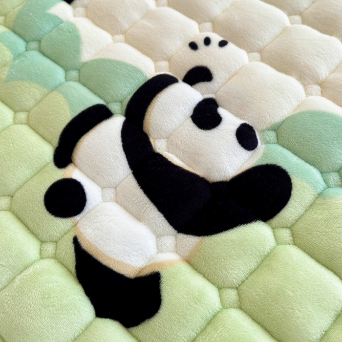 91家纺网 家纺一手货源 找家纺 爱屋及屋 2025新款牛奶绒印花床垫-宿舍床 可爱熊猫