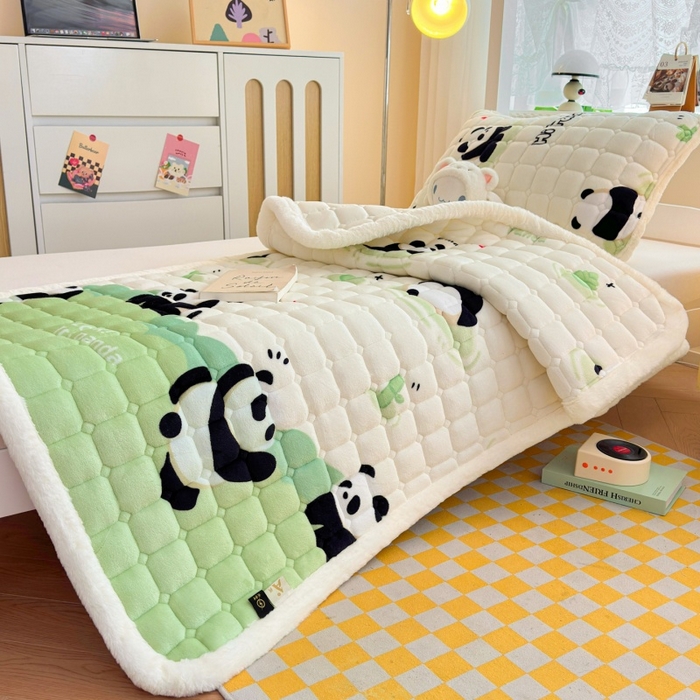 91家纺网 家纺一手货源 找家纺 爱屋及屋 2025新款牛奶绒印花床垫-宿舍床 可爱熊猫
