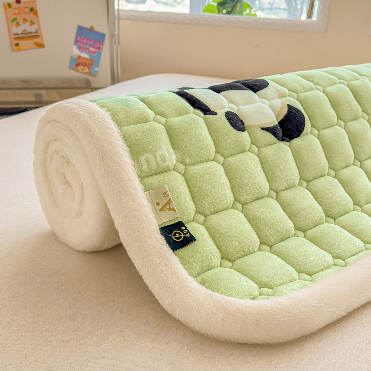 91家纺网 家纺一手货源 找家纺 爱屋及屋 2025新款牛奶绒印花床垫-宿舍床 可爱熊猫