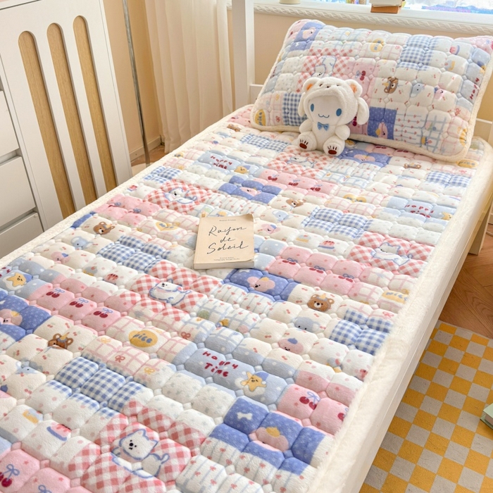 91家纺网 家纺一手货源 找家纺 爱屋及屋 2025新款牛奶绒印花床垫-宿舍床 快乐萌宠