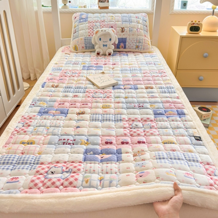 91家纺网 家纺一手货源 找家纺 爱屋及屋 2025新款牛奶绒印花床垫-宿舍床 快乐萌宠