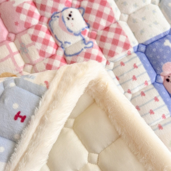 91家纺网 家纺一手货源 找家纺 爱屋及屋 2025新款牛奶绒印花床垫-宿舍床 快乐萌宠