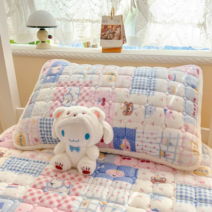 91家纺网 家纺一手货源 找家纺 爱屋及屋 2025新款牛奶绒印花床垫-宿舍床 快乐萌宠