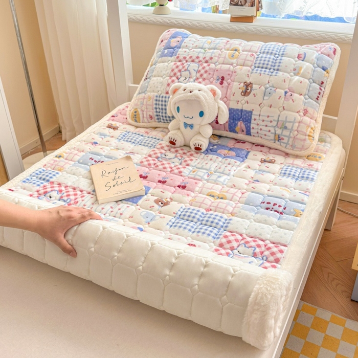 91家纺网 家纺一手货源 找家纺 爱屋及屋 2025新款牛奶绒印花床垫-宿舍床 快乐萌宠
