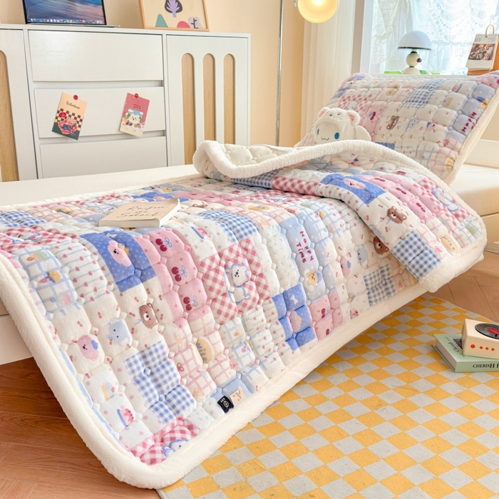 91家纺网 家纺一手货源 找家纺 爱屋及屋 2025新款牛奶绒印花床垫-宿舍床 快乐萌宠