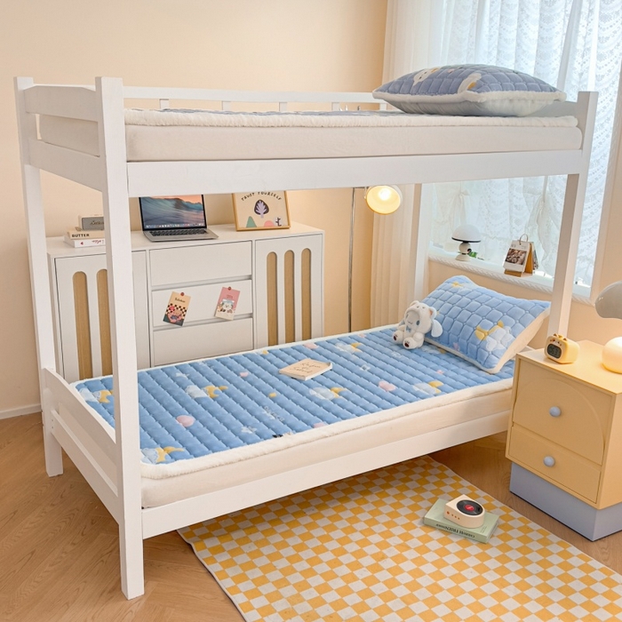 91家纺网 家纺一手货源 找家纺 爱屋及屋 2025新款牛奶绒印花床垫-宿舍床 蓝天白云