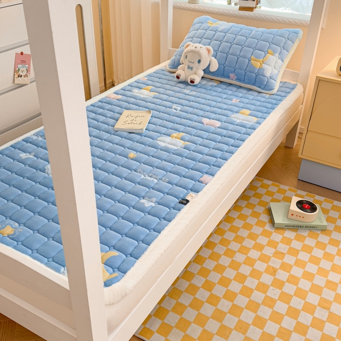 91家纺网 家纺一手货源 找家纺 爱屋及屋 2025新款牛奶绒印花床垫-宿舍床 蓝天白云