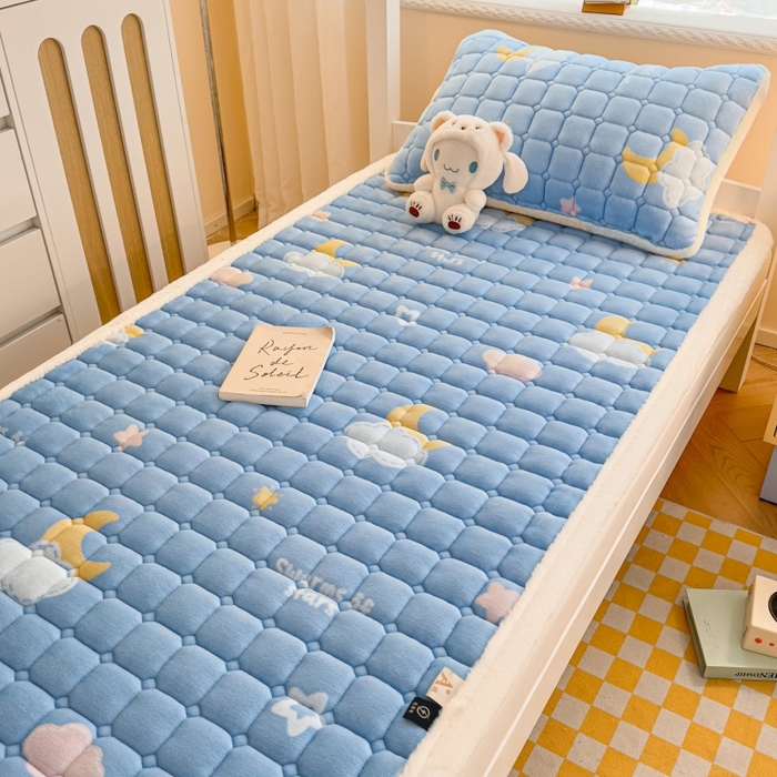 91家纺网 家纺一手货源 找家纺 爱屋及屋 2025新款牛奶绒印花床垫-宿舍床 蓝天白云