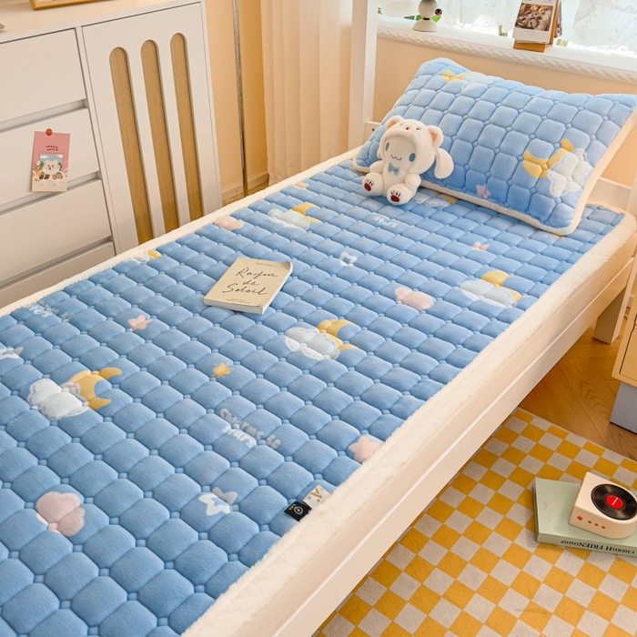 91家纺网 家纺一手货源 找家纺 爱屋及屋 2025新款牛奶绒印花床垫-宿舍床 蓝天白云