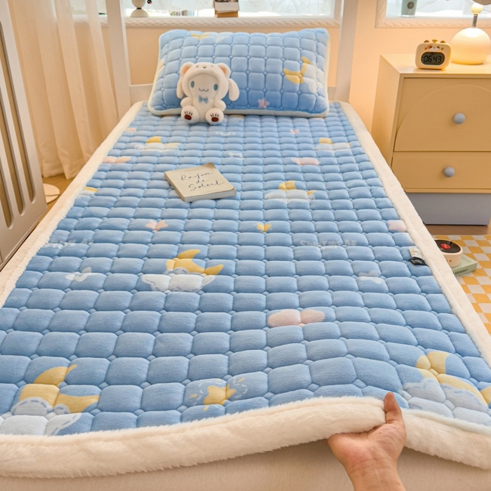 91家纺网 家纺一手货源 找家纺 爱屋及屋 2025新款牛奶绒印花床垫-宿舍床 蓝天白云