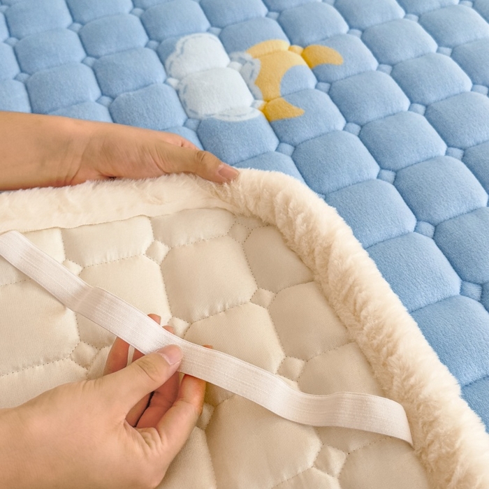 91家纺网 家纺一手货源 找家纺 爱屋及屋 2025新款牛奶绒印花床垫-宿舍床 蓝天白云