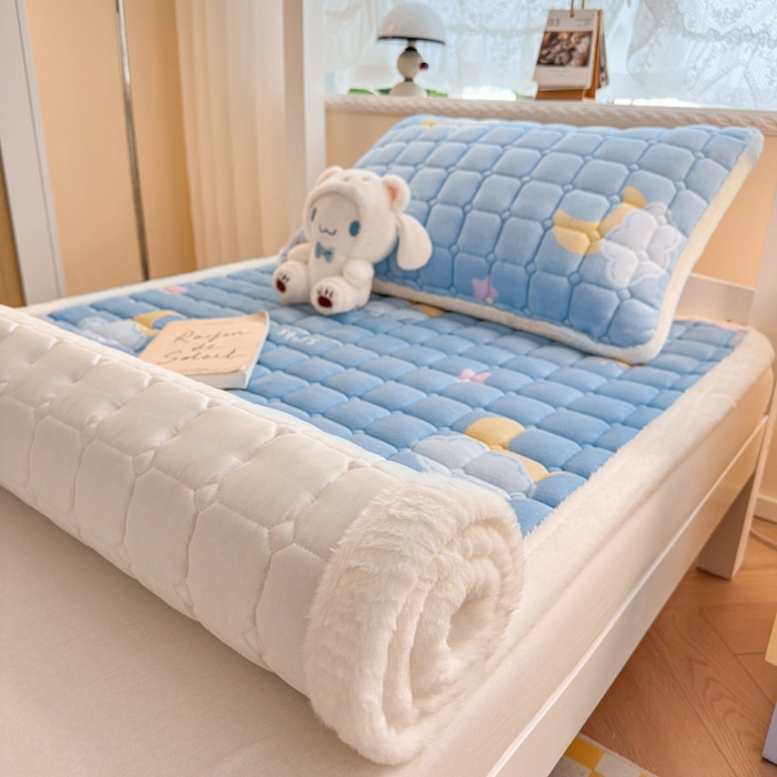 91家纺网 家纺一手货源 找家纺 爱屋及屋 2025新款牛奶绒印花床垫-宿舍床 蓝天白云