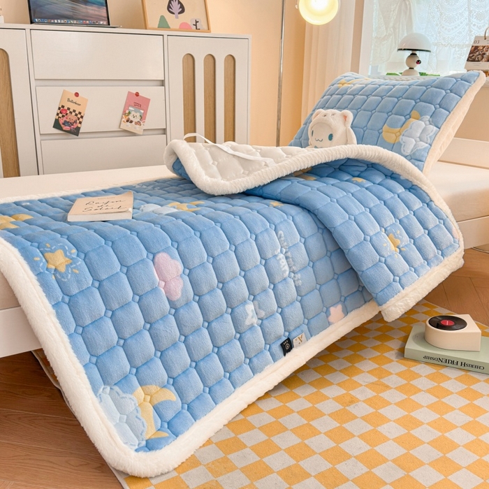 91家纺网 家纺一手货源 找家纺 爱屋及屋 2025新款牛奶绒印花床垫-宿舍床 蓝天白云