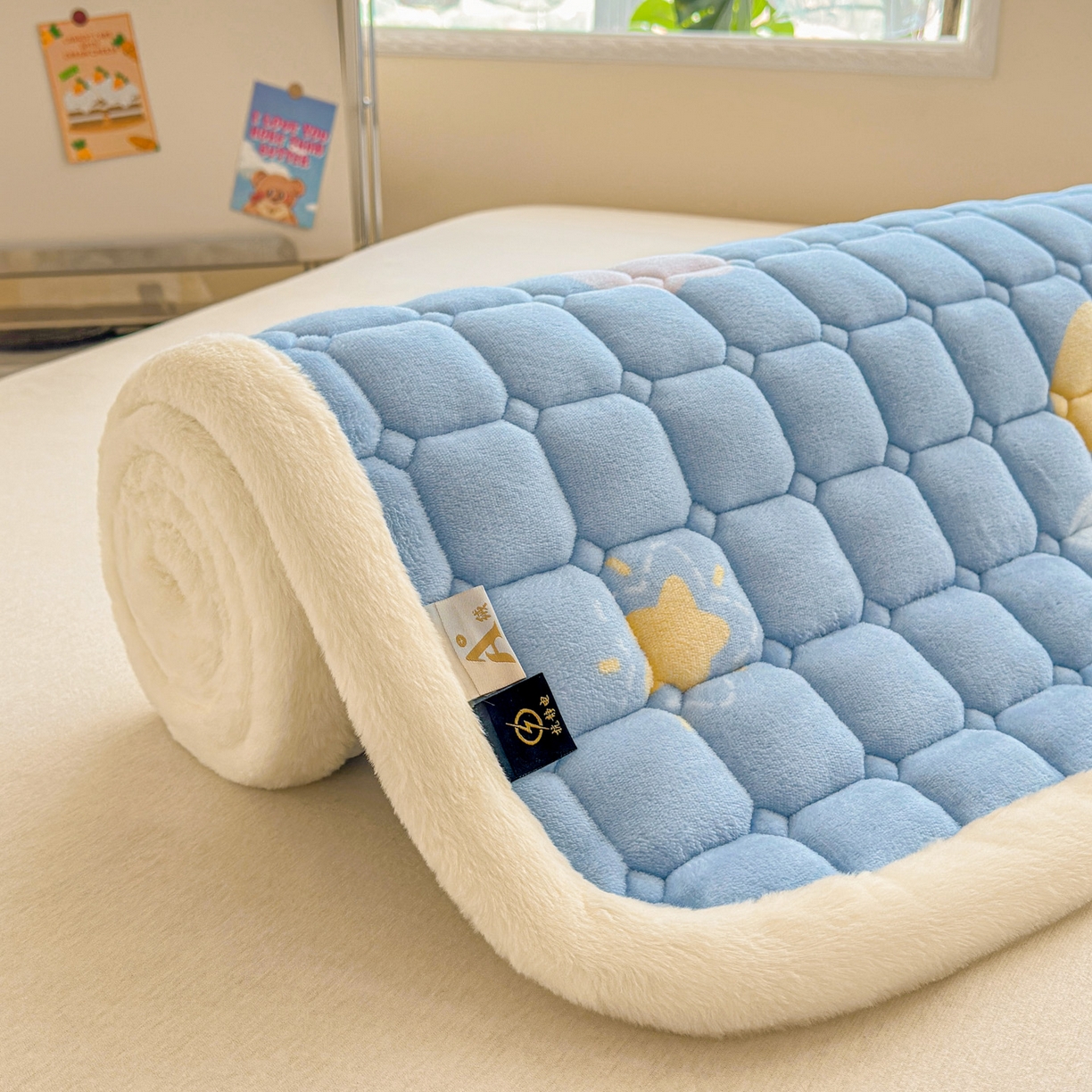 91家纺网 家纺一手货源 找家纺 爱屋及屋 2025新款牛奶绒印花床垫-宿舍床 蓝天白云