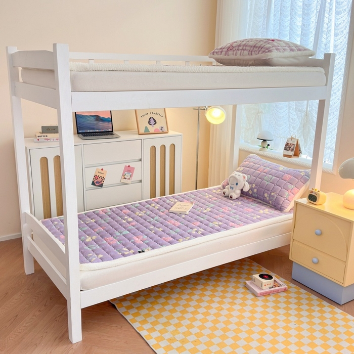 91家纺网 家纺一手货源 找家纺 爱屋及屋 2025新款牛奶绒印花床垫-宿舍床 浪漫紫苏