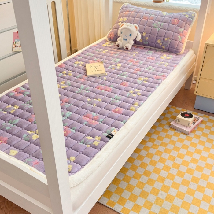 91家纺网 家纺一手货源 找家纺 爱屋及屋 2025新款牛奶绒印花床垫-宿舍床 浪漫紫苏