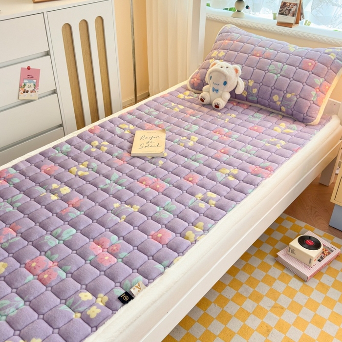 91家纺网 家纺一手货源 找家纺 爱屋及屋 2025新款牛奶绒印花床垫-宿舍床 浪漫紫苏