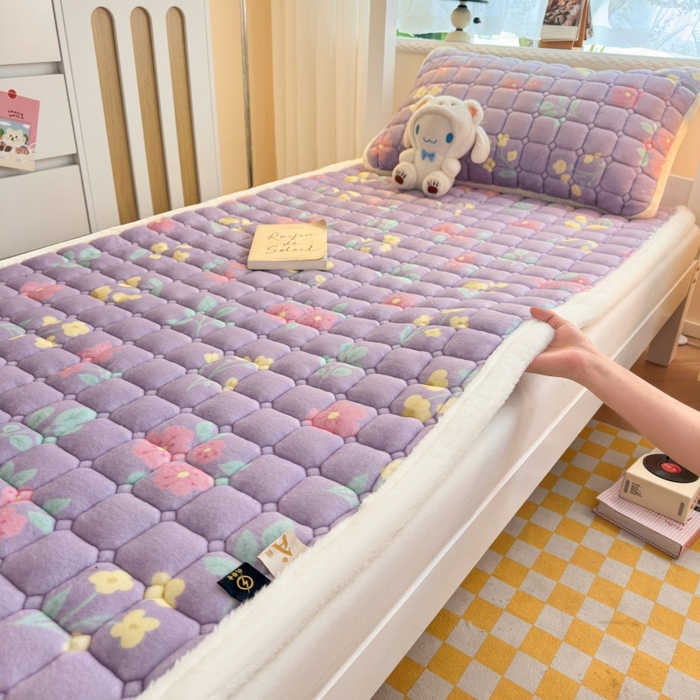 91家纺网 家纺一手货源 找家纺 爱屋及屋 2025新款牛奶绒印花床垫-宿舍床 浪漫紫苏