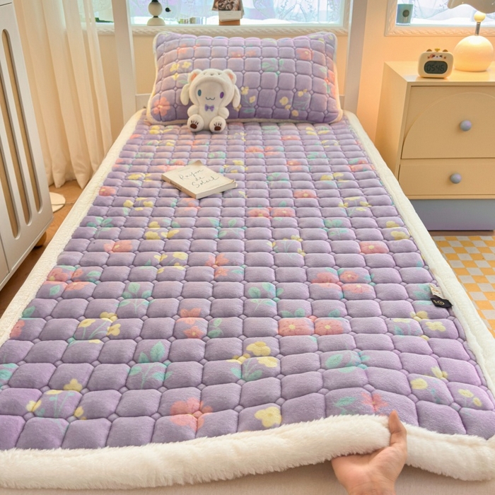 91家纺网 家纺一手货源 找家纺 爱屋及屋 2025新款牛奶绒印花床垫-宿舍床 浪漫紫苏