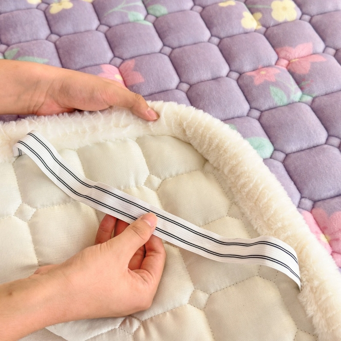 91家纺网 家纺一手货源 找家纺 爱屋及屋 2025新款牛奶绒印花床垫-宿舍床 浪漫紫苏