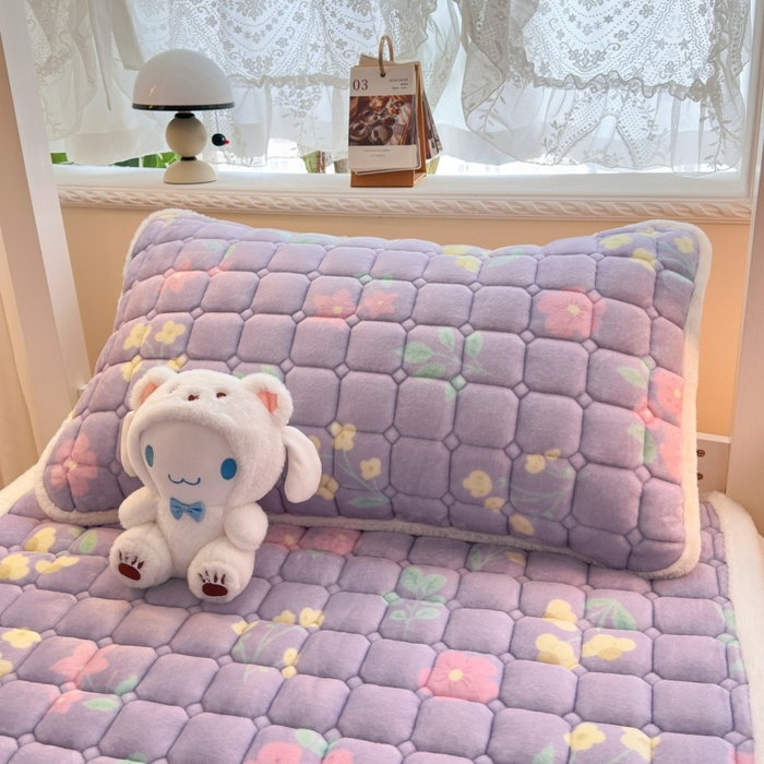 91家纺网 家纺一手货源 找家纺 爱屋及屋 2025新款牛奶绒印花床垫-宿舍床 浪漫紫苏