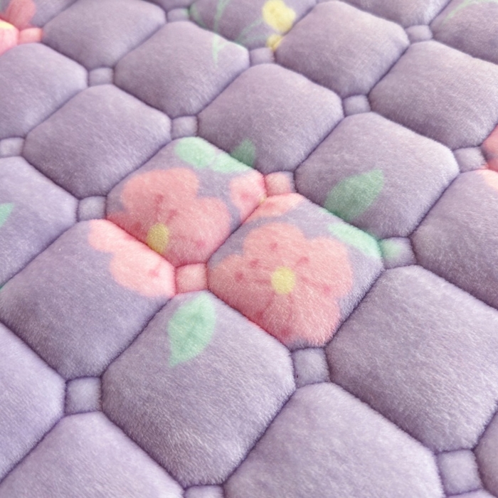 91家纺网 家纺一手货源 找家纺 爱屋及屋 2025新款牛奶绒印花床垫-宿舍床 浪漫紫苏