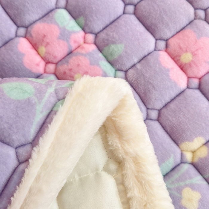 91家纺网 家纺一手货源 找家纺 爱屋及屋 2025新款牛奶绒印花床垫-宿舍床 浪漫紫苏