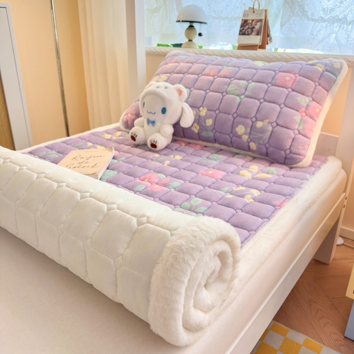 91家纺网 家纺一手货源 找家纺 爱屋及屋 2025新款牛奶绒印花床垫-宿舍床 浪漫紫苏