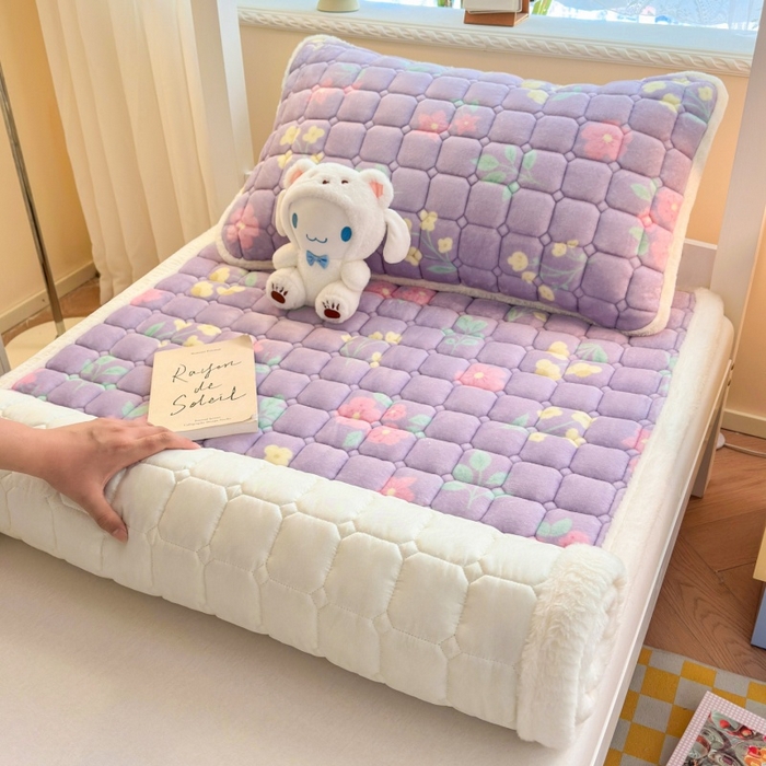 91家纺网 家纺一手货源 找家纺 爱屋及屋 2025新款牛奶绒印花床垫-宿舍床 浪漫紫苏