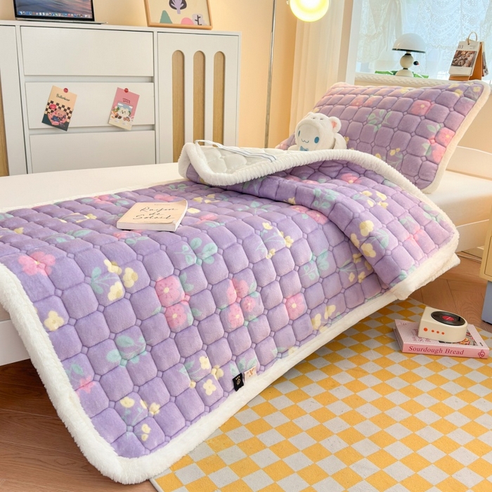 91家纺网 家纺一手货源 找家纺 爱屋及屋 2025新款牛奶绒印花床垫-宿舍床 浪漫紫苏
