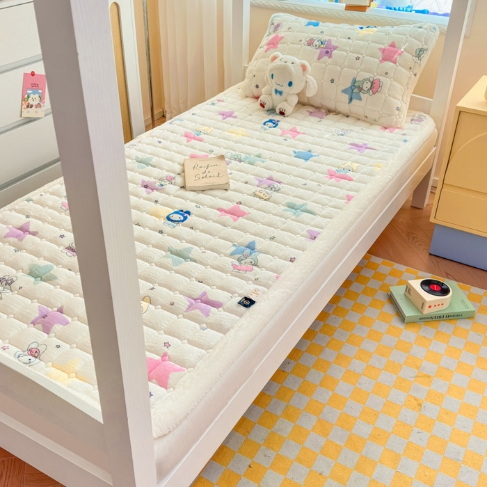 91家纺网 家纺一手货源 找家纺 爱屋及屋 2025新款牛奶绒印花床垫-宿舍床 萌萌布布