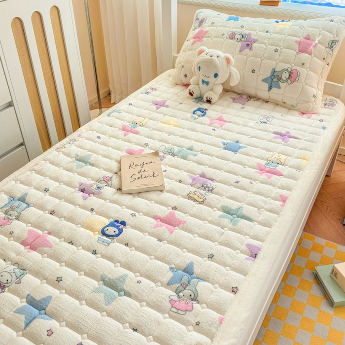 91家纺网 家纺一手货源 找家纺 爱屋及屋 2025新款牛奶绒印花床垫-宿舍床 萌萌布布