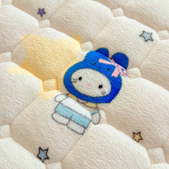 91家纺网 家纺一手货源 找家纺 爱屋及屋 2025新款牛奶绒印花床垫-宿舍床 萌萌布布