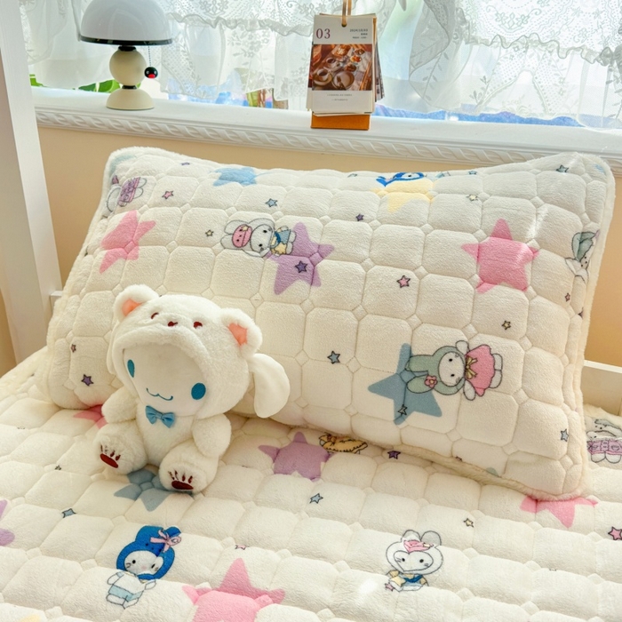 91家纺网 家纺一手货源 找家纺 爱屋及屋 2025新款牛奶绒印花床垫-宿舍床 萌萌布布