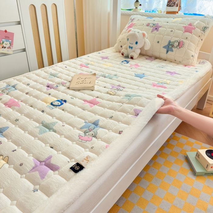 91家纺网 家纺一手货源 找家纺 爱屋及屋 2025新款牛奶绒印花床垫-宿舍床 萌萌布布