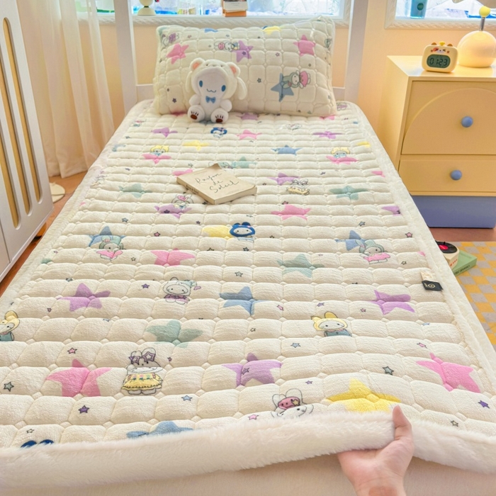 91家纺网 家纺一手货源 找家纺 爱屋及屋 2025新款牛奶绒印花床垫-宿舍床 萌萌布布