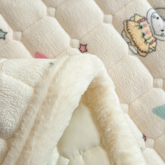 91家纺网 家纺一手货源 找家纺 爱屋及屋 2025新款牛奶绒印花床垫-宿舍床 萌萌布布