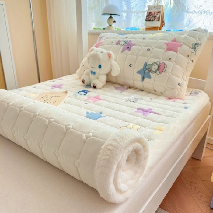 91家纺网 家纺一手货源 找家纺 爱屋及屋 2025新款牛奶绒印花床垫-宿舍床 萌萌布布