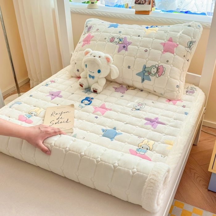91家纺网 家纺一手货源 找家纺 爱屋及屋 2025新款牛奶绒印花床垫-宿舍床 萌萌布布