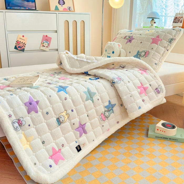 91家纺网 家纺一手货源 找家纺 爱屋及屋 2025新款牛奶绒印花床垫-宿舍床 萌萌布布